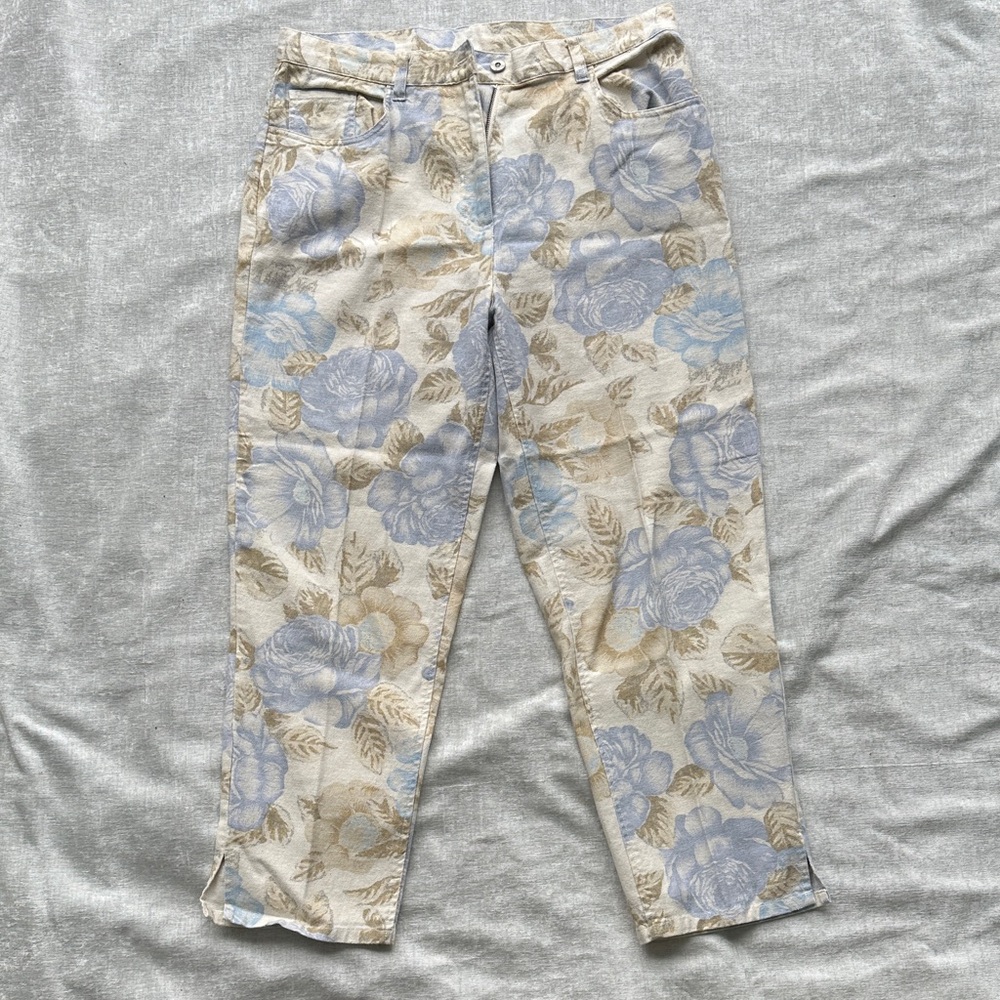 Bill Blass Beige and Light Blue Floral Cropped Pants Women’s Size 12